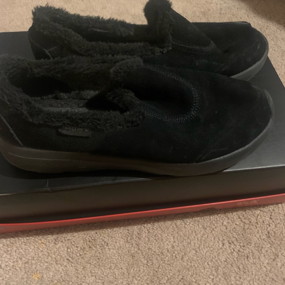 Black shoes fur inside